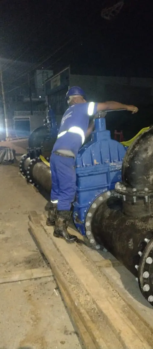 Colaborador da Elite Infraestrutura operando registro de rede de água em obra de saneamento